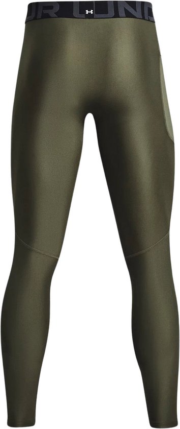 Achterkant van olijfgroene sportlegging met een brede zwarte tailleband met Under Armour merkopdruk.