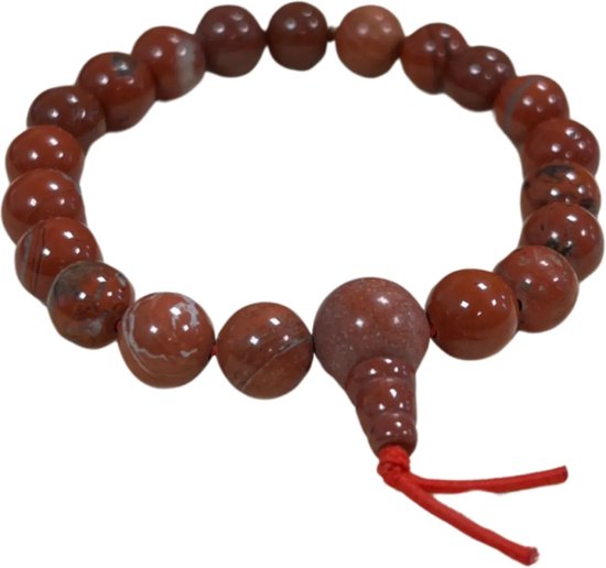 Rode jaspis kralen armband met een houten detail en rood koord, op een witte achtergrond.