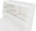 Close-up van de witte opbergkast met glazen schuifdeuren, open planken en gouden knoppen.