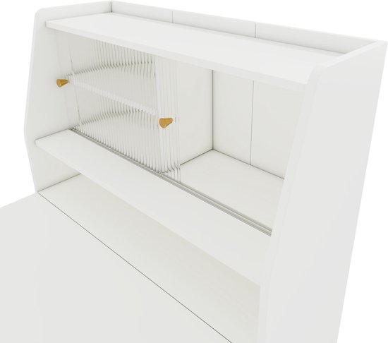 Close-up van de witte opbergkast met glazen schuifdeuren, open planken en gouden knoppen.