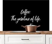 Spatscherm keuken 120x80 cm - Kookplaat achterwand Quotes - Koffie - Coffee: The gasoline of life - Spreuken - Muurbeschermer - Spatwand fornuis - Hoogwaardig aluminium
