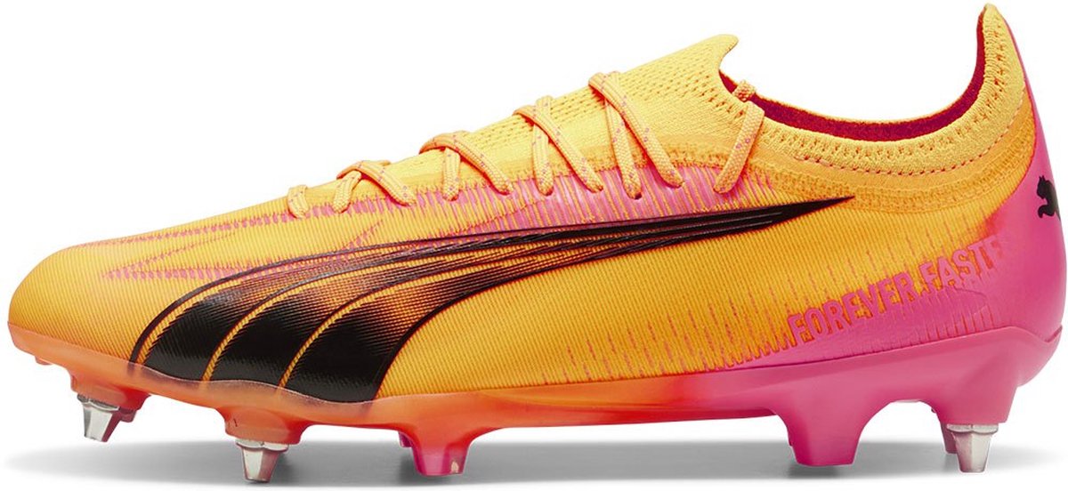 Puma Ultra Ultimate Mxsg voetbalschoenen in oranje met zwarte details, lichtgewicht ontwerp en opvallende kleurverloop.