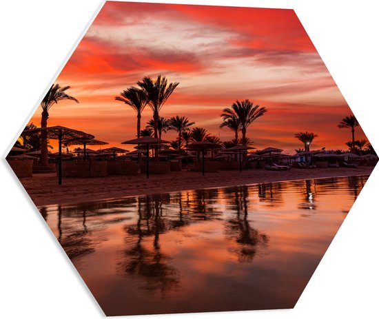 PVC Schuimplaat Hexagon - Strand - Zee - Zonsondergang - Parasols - Palmbomen - 60x52.2 cm Foto op Hexagon (Met Ophangsysteem)