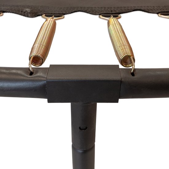 Detailopname van trampolineveren die aan een zwarte buis zijn bevestigd.