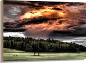 WallClassics - Hout - Zon achter Regenwolken boven Bos - 100x75 cm - 9 mm dik - Foto op Hout (Met Ophangsysteem)