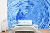 Behang - Fotobehang Weergave van een vortex in blauw water van bovenaf - Breedte 420 cm x hoogte 280 cm
