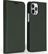Accezz Hoesje Geschikt voor iPhone 12 Pro / 12 Hoesje Met Pasjeshouder - Accezz Premium Leather Slim Bookcase - Groen