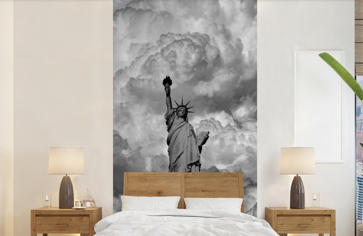 Behang - Fotobehang Vrijheidsbeeld in New York op een bewolkte dag in zwart-wit - Breedte 120 cm x hoogte 240 cm