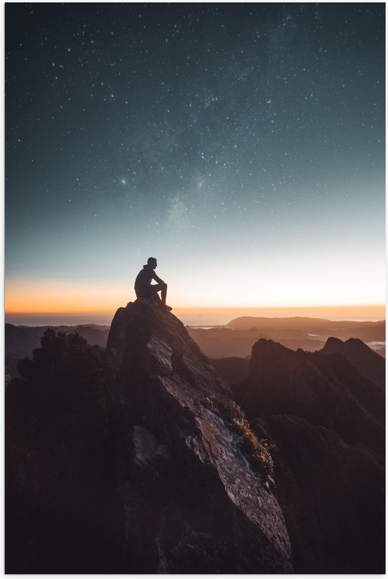 WallClassics - Poster (Mat) - Man op Bergtop met Zonsondergang - 80x120 cm Foto op Posterpapier met een Matte look