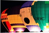 WallClassics - Dibond - Vier Verschillende Kleuren Luchtballonnen in het Donker - 90x60 cm Foto op Aluminium (Wanddecoratie van metaal)