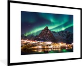 Fotolijst incl. Poster - Noorderlicht boven een dorp in Noorwegen - 120x80 cm - Posterlijst