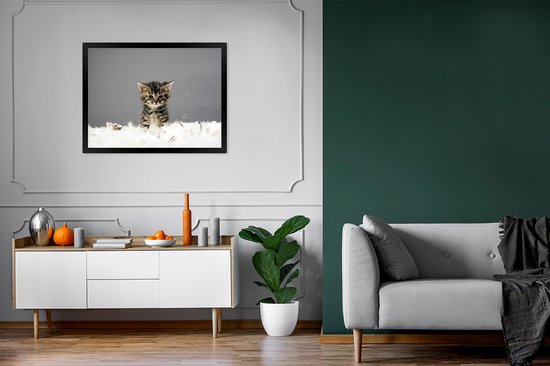 Photo encadrée - Chaton entre les plumes cadre photo noir sans passe partout 80x60 cm - Affiche encadrée (Décoration murale salon / chambre)