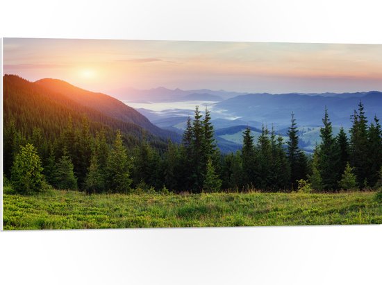 PVC Schuimplaat- Ondergaande Zon in een Landschap vol Bergen - 100x50 cm Foto op PVC Schuimplaat