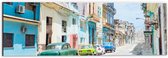 Dibond - Gekleurde Geparkeerde Auto's in Kleurrijke Straat - Cuba - 60x20 cm Foto op Aluminium (Met Ophangsysteem)