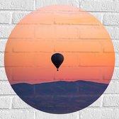 Muursticker Cirkel - Heteluchtballon boven Berg tijdens Zonsondergang in Turkije - 60x60 cm Foto op Muursticker