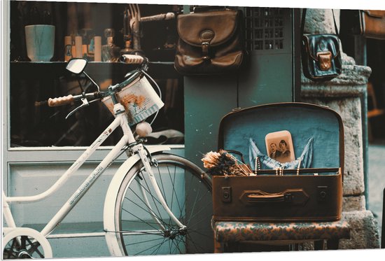 WallClassics - PVC Schuimplaat - Witte geparkeerde Fiets - 120x80 cm Foto op PVC Schuimplaat (Met Ophangsysteem)