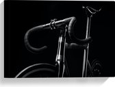 WallClassics - Canvas - Zwarte Mountainbike Fiets tegen Zwarte Achtergrond - 40x30 cm Foto op Canvas Schilderij (Wanddecoratie op Canvas)