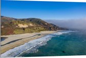 Dibond - Oceaan Aanstromend bij Strand aan Rand van de Berg - 120x80 cm Foto op Aluminium (Wanddecoratie van metaal)