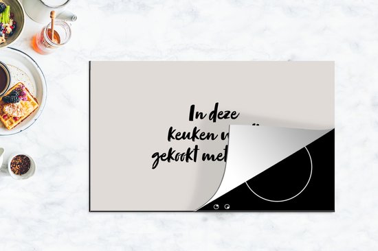 KitchenYeah® Inductie beschermer 85x52 cm - Spreuken - In deze keuken wordt gekookt met liefde - Quotes - Liefde - Koken - Kookplaataccessoires - Afdekplaat voor kookplaat - Inductiebeschermer - Inductiemat - Inductieplaat mat