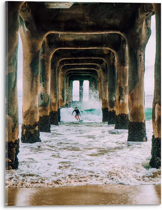 Acrylglas - Surfer onder de Pier - 30x40 cm Foto op Acrylglas (Wanddecoratie op Acrylaat)