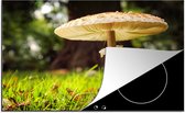 KitchenYeah® Inductie beschermer 81.6x52.7 cm - Parasolzwam in een groen veld - Kookplaataccessoires - Afdekplaat voor kookplaat - Inductiebeschermer - Inductiemat - Inductieplaat mat