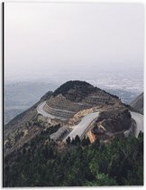 Dibond - Gebergte met Weg op de Top - 30x40 cm Foto op Aluminium (Met Ophangsysteem)