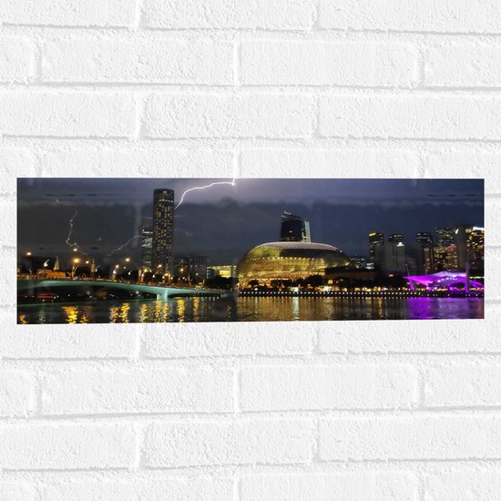 WallClassics - Muursticker - Bliksem bij het Theater Esplanade - Singapore - 60x20 cm Foto op Muursticker