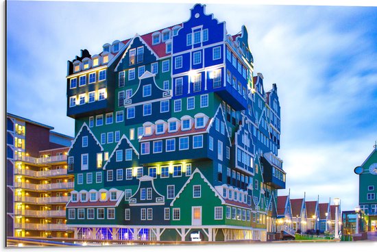 WallClassics - Dibond - Groen met Blauwe Huizen op elkaar - Zaandam - 75x50 cm Foto op Aluminium (Wanddecoratie van metaal)