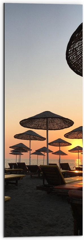 WallClassics - Dibond - Ligbedden met Rieten Parasols aan het Strand in de Avondzon - 30x90 cm Foto op Aluminium (Met Ophangsysteem)