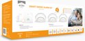 Doos van de Smart Smoke Alarm Kit met K2 connector, drie rookmelders en afbeelding van een koppel.