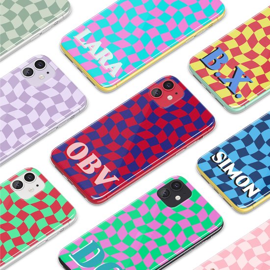 Meerdere telefoonhoesjes met een gebogen geruit patroon in diverse kleuren, waaronder LARA, BX, OBV, SIMON.