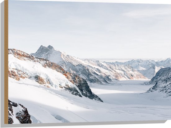 WallClassics - Hout - Sneeuwlandschap bovenaan de Bergen - 80x60 cm - 12 mm dik - Foto op Hout (Met Ophangsysteem)