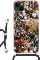 Geschikt voorApple Iphone 14 Plus - Crossbody Case - Schotse hooglander - Bloemen - Oranje - Siliconen - Crossbody - Backcover met Koord - Telefoonhoesje met koord - Hoesje met touw