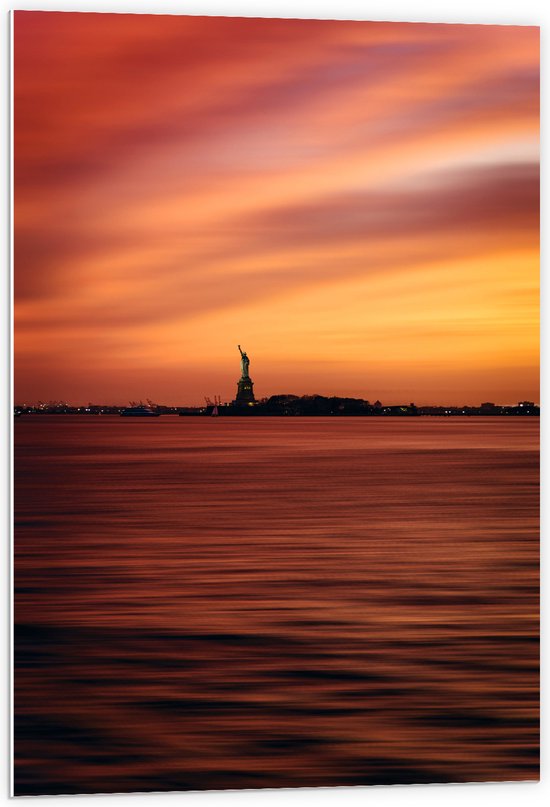 WallClassics - PVC Schuimplaat - Oranje Lucht boven Vrijheidsbeeld in New York - 60x90 cm Foto op PVC Schuimplaat (Met Ophangsysteem)