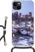 Geschikt voorApple Iphone 14 Plus - Crossbody Case - New York - Central Park - Winter - Siliconen - Crossbody - Backcover met Koord - Telefoonhoesje met koord - Hoesje met touw