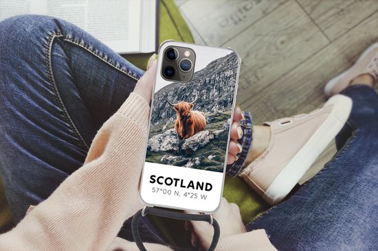 Telefoonhoesje Geschikt voor iPhone 12 pro crossbody - Schotland - Schotse Hooglander - Bergen - Siliconen - Crossbody - Backcover met Koord - Telefoonhoesje met koord - Hoesje met touw Telefoonhoesje
