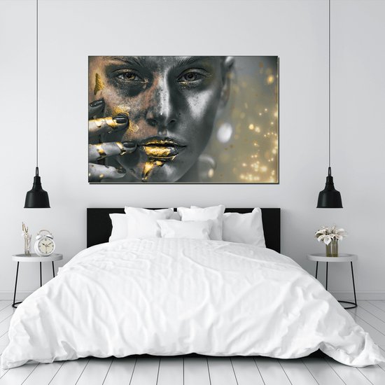 Wanddecoratie / Schilderij / Poster / Doek / Schilderstuk / Muurdecoratie / Fotokunst / Tafereel Woman in silver and gold gedrukt op Fotoposter