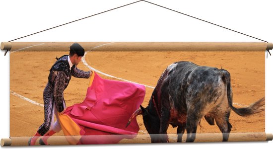 WallClassics - Textielposter - Matador tijdens Stierengevecht - 90x30 cm Foto op Textiel - WallClassics