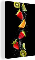 Canvas Schilderij Fruit - Water - Zwart - Stilleven Aardbei - Kiwi - 40x60 cm - Wanddecoratie
