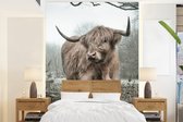Behang - Fotobehang Schotse Hooglander - Bos - Mist - Koe - Dieren - Natuur - Breedte 190 cm x hoogte 260 cm