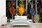 Behang - Fotobehang Kruiden - Lepel - Specerijen - Zwart - Keuken - Breedte 375 cm x hoogte 280 cm