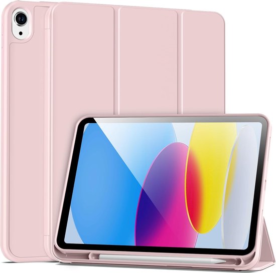 Roze iPad hoes met een Apple Pencil houder, staand op een bureau met een kleurrijk behang.