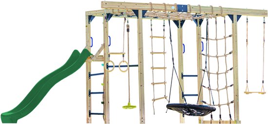 Houten klimtoestel met groene glijbaan, schommels, monkey bars, klimnet en diverse ladders, geïsoleerd op witte achtergrond.