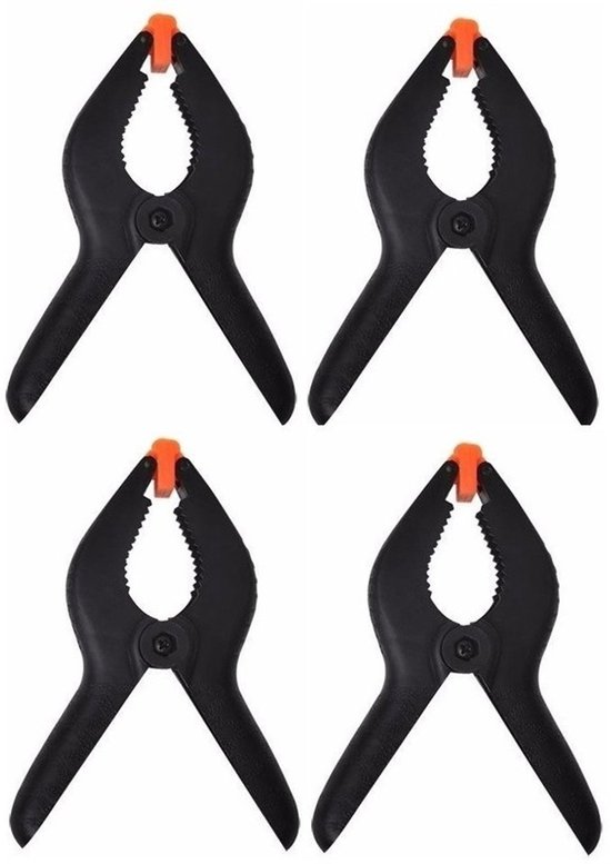 Vier zwarte zeilklemmen met oranje bekjes, op een witte achtergrond.