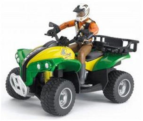 Groene en gele quad met coureur in oranje vest en helm, op witte achtergrond.