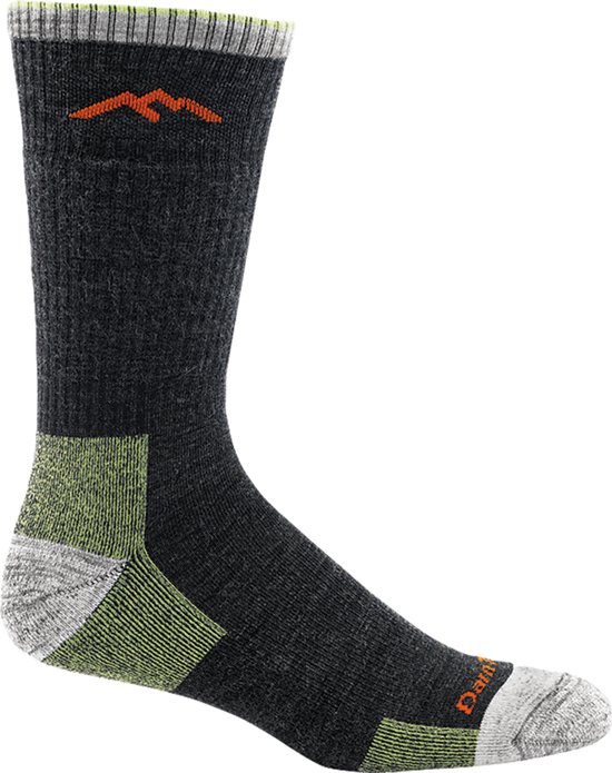 Donkergrijze sok met groen en beige accenten, en een oranje bergenlogo.