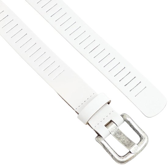Detail van een witte leren riem met geperforeerde gleufjes en zilverkleurige gesp.