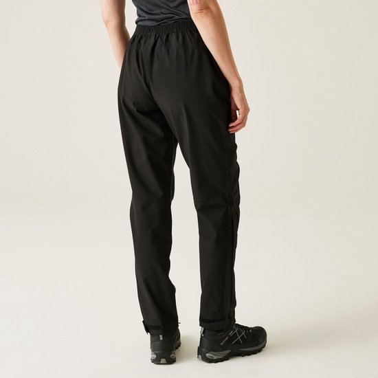 Zwarte, rechte hikingbroek voor dames, van achteren gezien, met elastische tailleband.