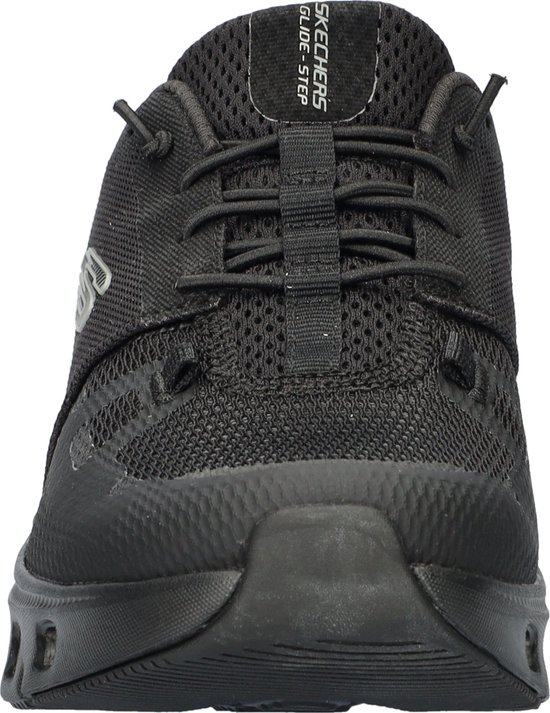 Vooraanzicht van een zwarte 'Skechers Glide-Step' sneaker met mesh en veters.