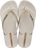 Lichtbeige Ipanema slippers met gouden glitterbandjes en subtiel patroon.